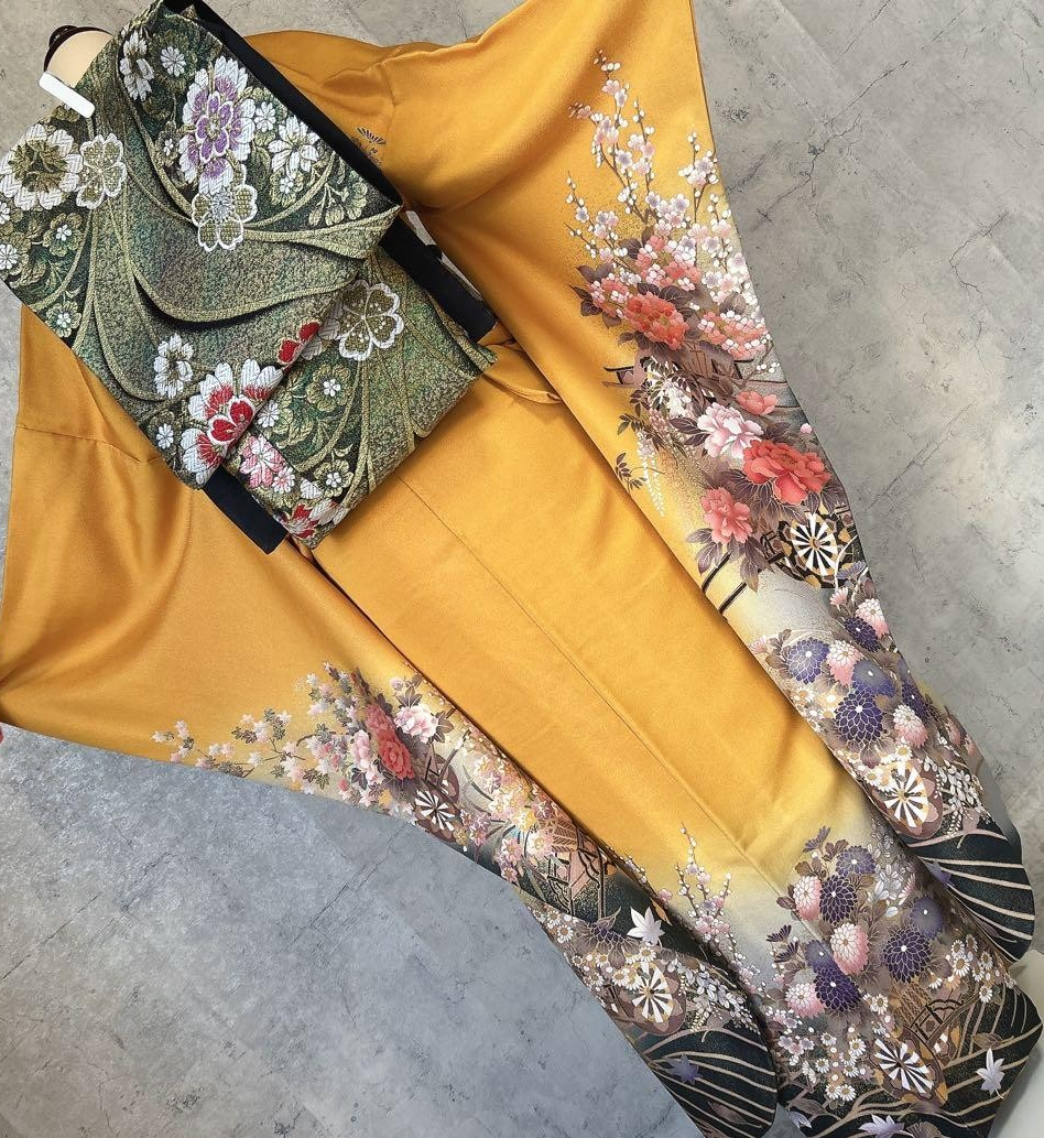 Vintage Furisode Set - Luxurious Yellow Silk with Gold Embellishments - Classic Pattern