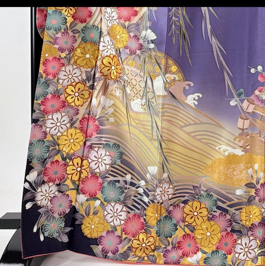 [Excellent Condition] Furisode Kimono Full Set – Body Length 169cm / Sleeve Length 67.5cm / Size L / Lined / Fukuro Obi Included – Bridge & Cherry Blossom Motif, Silver & Gold Embroidery, Grey-Purple, Pure Silk, Masterpiece