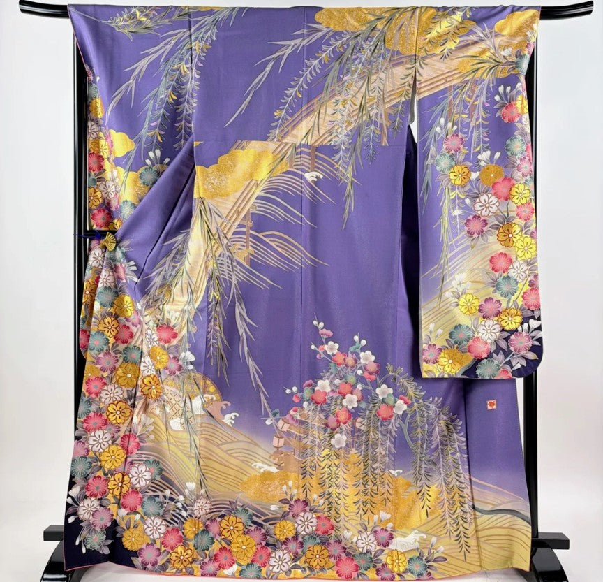 [Excellent Condition] Furisode Kimono Full Set – Body Length 169cm / Sleeve Length 67.5cm / Size L / Lined / Fukuro Obi Included – Bridge & Cherry Blossom Motif, Silver & Gold Embroidery, Grey-Purple, Pure Silk, Masterpiece