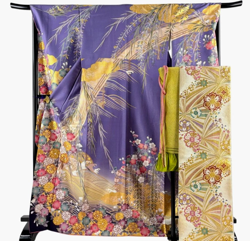 [Excellent Condition] Furisode Kimono Full Set – Body Length 169cm / Sleeve Length 67.5cm / Size L / Lined / Fukuro Obi Included – Bridge & Cherry Blossom Motif, Silver & Gold Embroidery, Grey-Purple, Pure Silk, Masterpiece