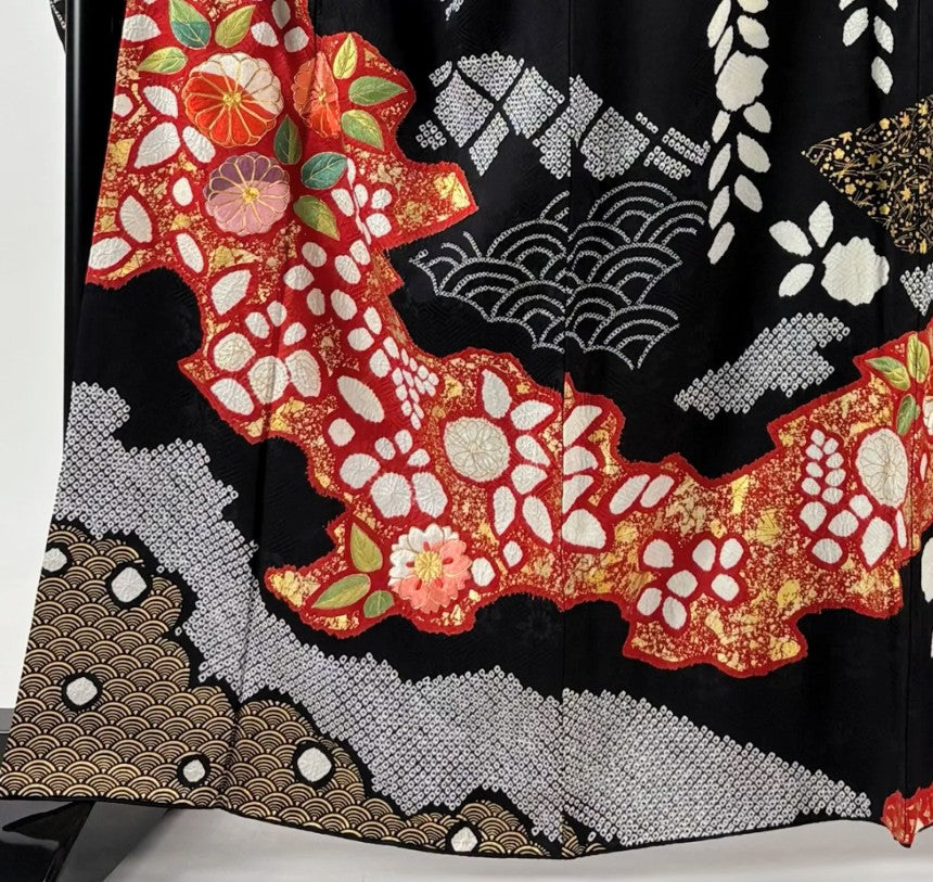 [Excellent Condition] Black Pure Silk Furisode & Fukuro Obi Set – Chrysanthemum & Seigaiha Wave, Shibori & Embroidery, Gold Obi with Flowing Water & Floral Pattern / Size L / Lined